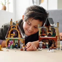 LEGO Puzzles Y Construcciones*Juguete De Construccion Visita A La Aldea De Hogsmeade Con Las Tres Escobas Coleccionable Wizarding World Harry Potter